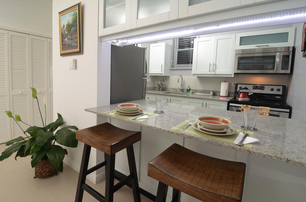 Choose To Be Happy At Ei8Ht! - Super Studios And Penthouse Apartment Kingston Exterior photo