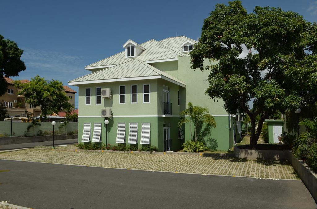 Choose To Be Happy At Ei8Ht! - Super Studios And Penthouse Apartment Kingston Exterior photo